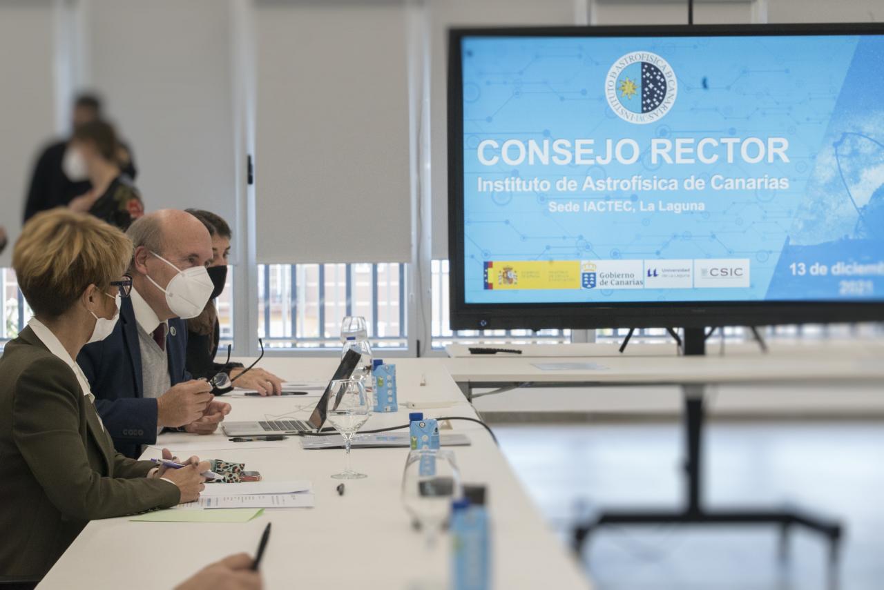 Elena Máñez, Rafael Rebolo y Casiana Muñóz Tuñón en la reunión del Consejo Rector del IAC 2021