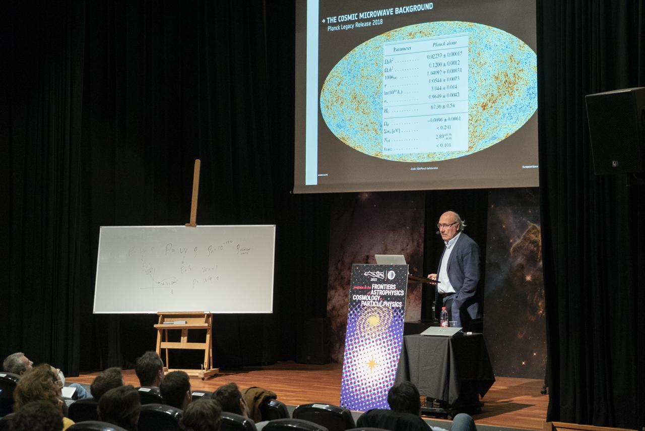 Rafael Rebolo, Director of the IAC, during the inaugural lecture of the Winter School. 