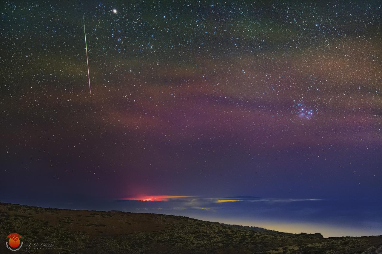 Brillante y colorida Gemínida sobre el volcán de La Palma, la madrugada del 12 de diciembre de 2021. Crédito: Juan Carlos Casado