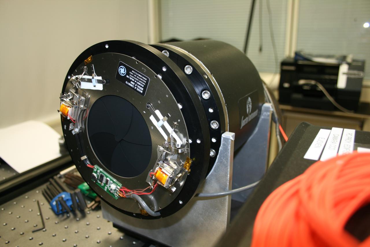 Vista frontal de una cámara CCD en el laboratorio