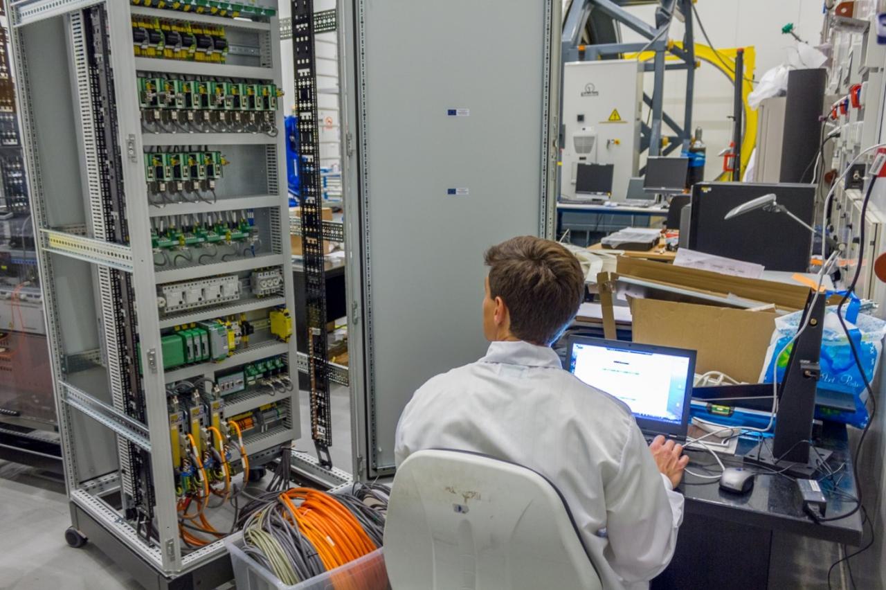 Vista de un ingeniero trabajando en la electrónica de un instrumento en un laboratorio