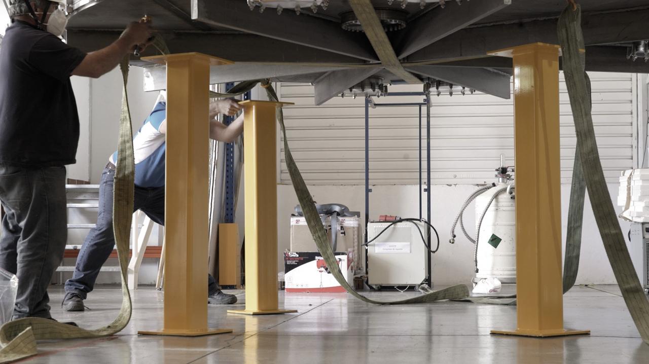 Placement of the four legs of the test cryostat in the AIV room of the IAC. Credit: Inés Bonet (IAC)