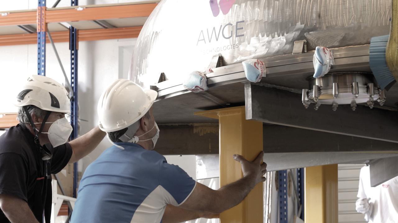 Placement of the four legs of the test cryostat in the AIV room of the IAC. Credit: Inés Bonet (IAC)