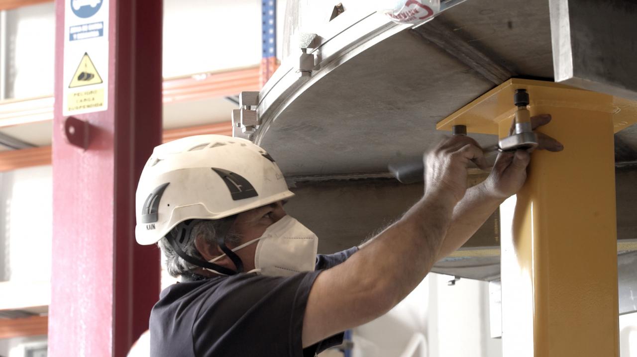 Placement of the four legs of the test cryostat in the AIV room of the IAC. Credit: Inés Bonet (IAC)