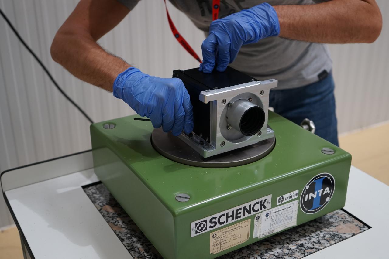 Imagen de Samuel Sordo, ingeniero de IACTEC, durante la puesta a punto del montaje para la medida de los momentos de inercia del instrumento DRAGO