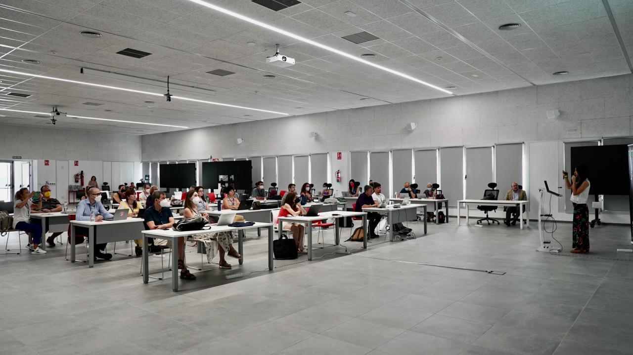 Sala IACTEC con los participantes del curso AEACI 2022