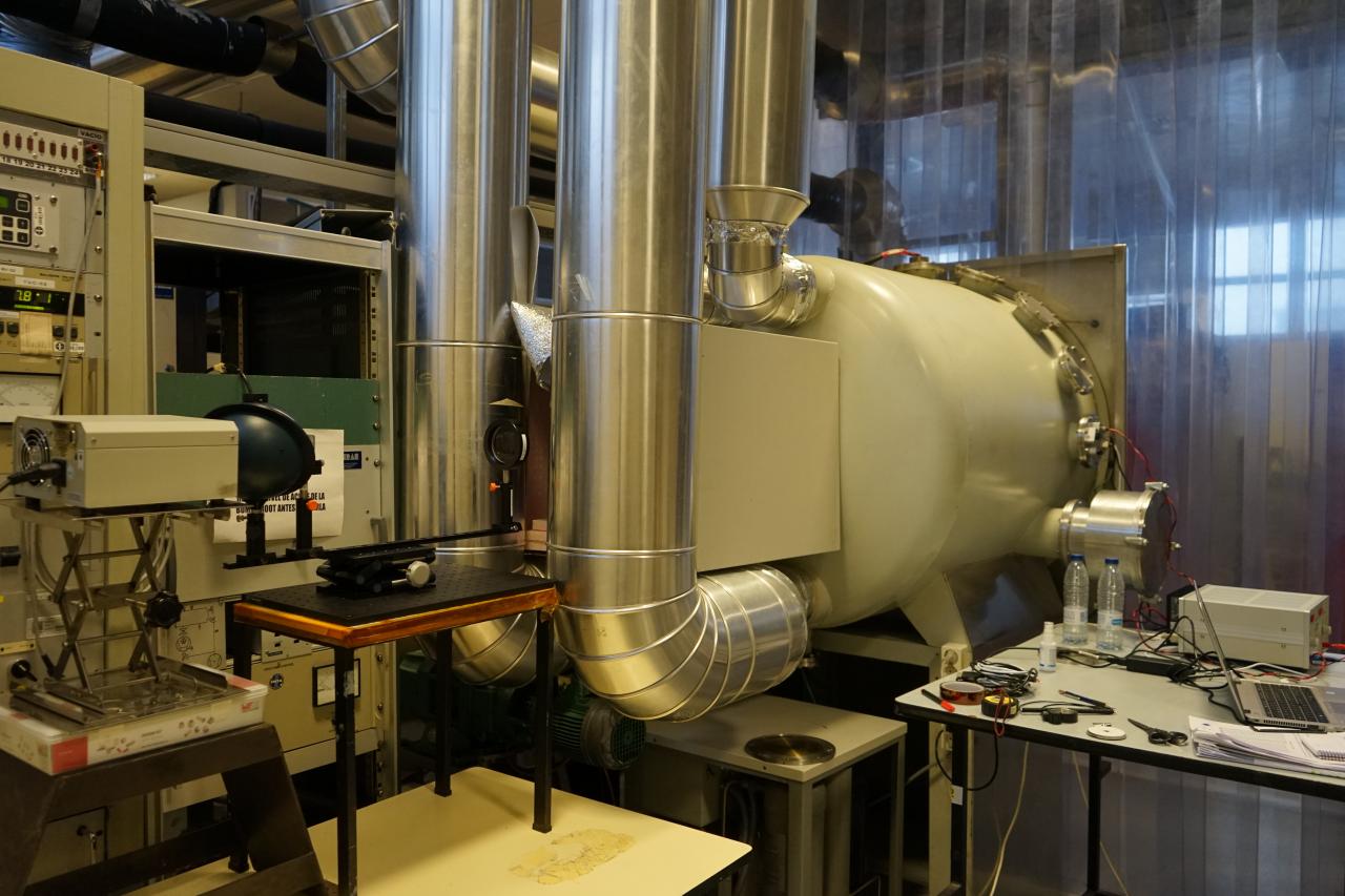 Imagen de uno de los montajes empleados para la caracterización del instrumento DRAGO en condiciones de termo-vacío