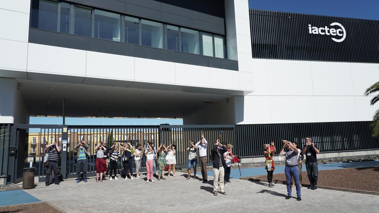 Participantes del curso AEACI 2022 en el exterior del IACTEC durante un taller