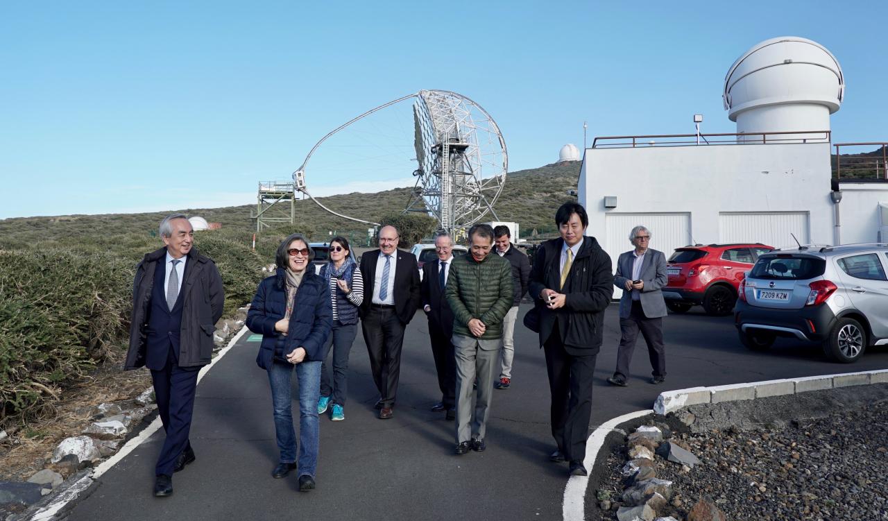 El embajador de Japón en el Observatorio del Roque de los Muchachos junto a varios acompañantes