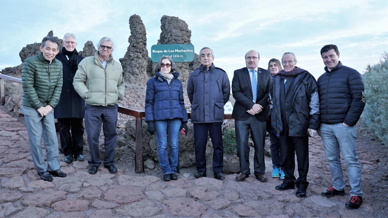 El embajador de Japón en el Observatorio del Roque de los Muchachos junto a varios acompañantes