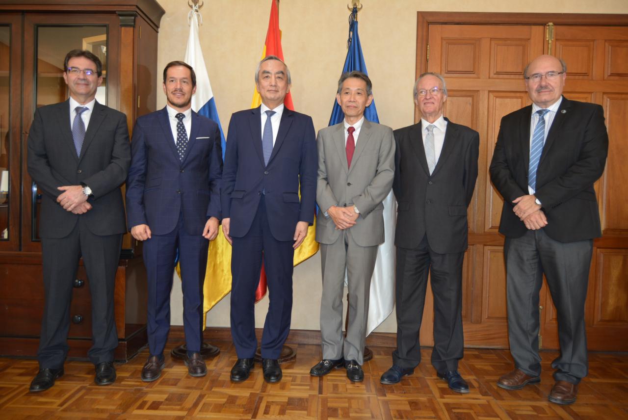 El embajador de Japón en el Observatorio del Roque de los Muchachos junto a varios acompañantes