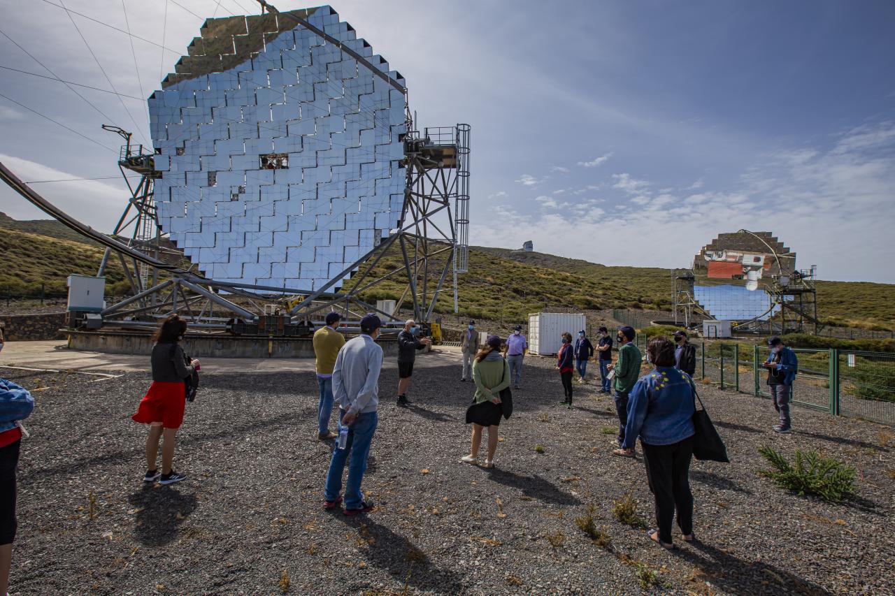 Participantes del III Festival Hispanoamericano de Escritores durante su visita a los telescopios MAGIC en el Observatorio del Roque de los Muchachos. Crédito: Juan Antonio González Hernández / IAC.