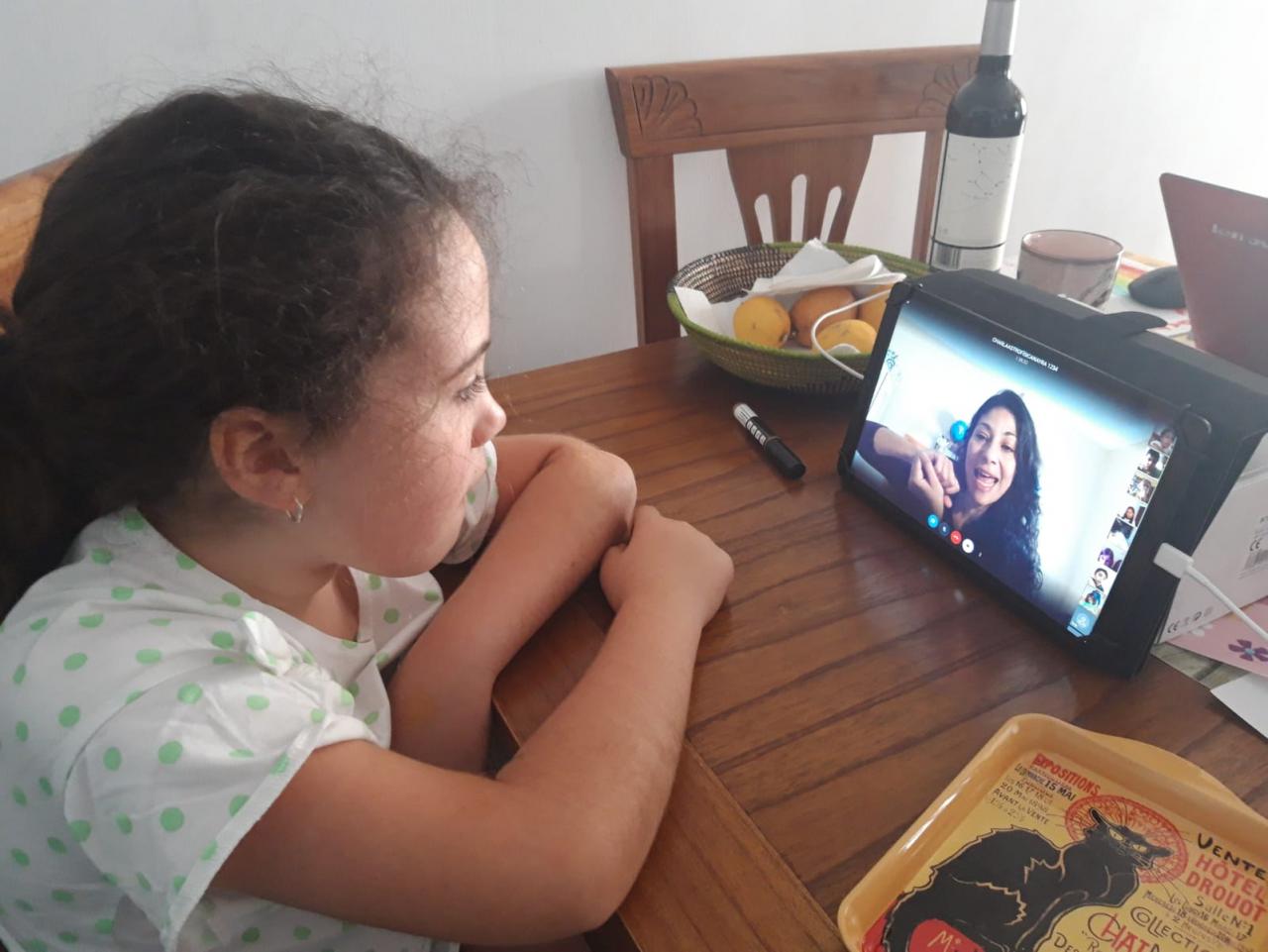 Alumna del CEIP Punta Brava (Tenerife) en la videoconferencia con la astrofísica divulgadora del IAC Nayra Rodríguez