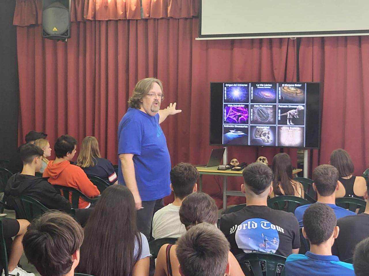 El astrofísico Alfred Rosenberg durante su charla en el IES Las Galletas - Ferias de la Ciencia 2022