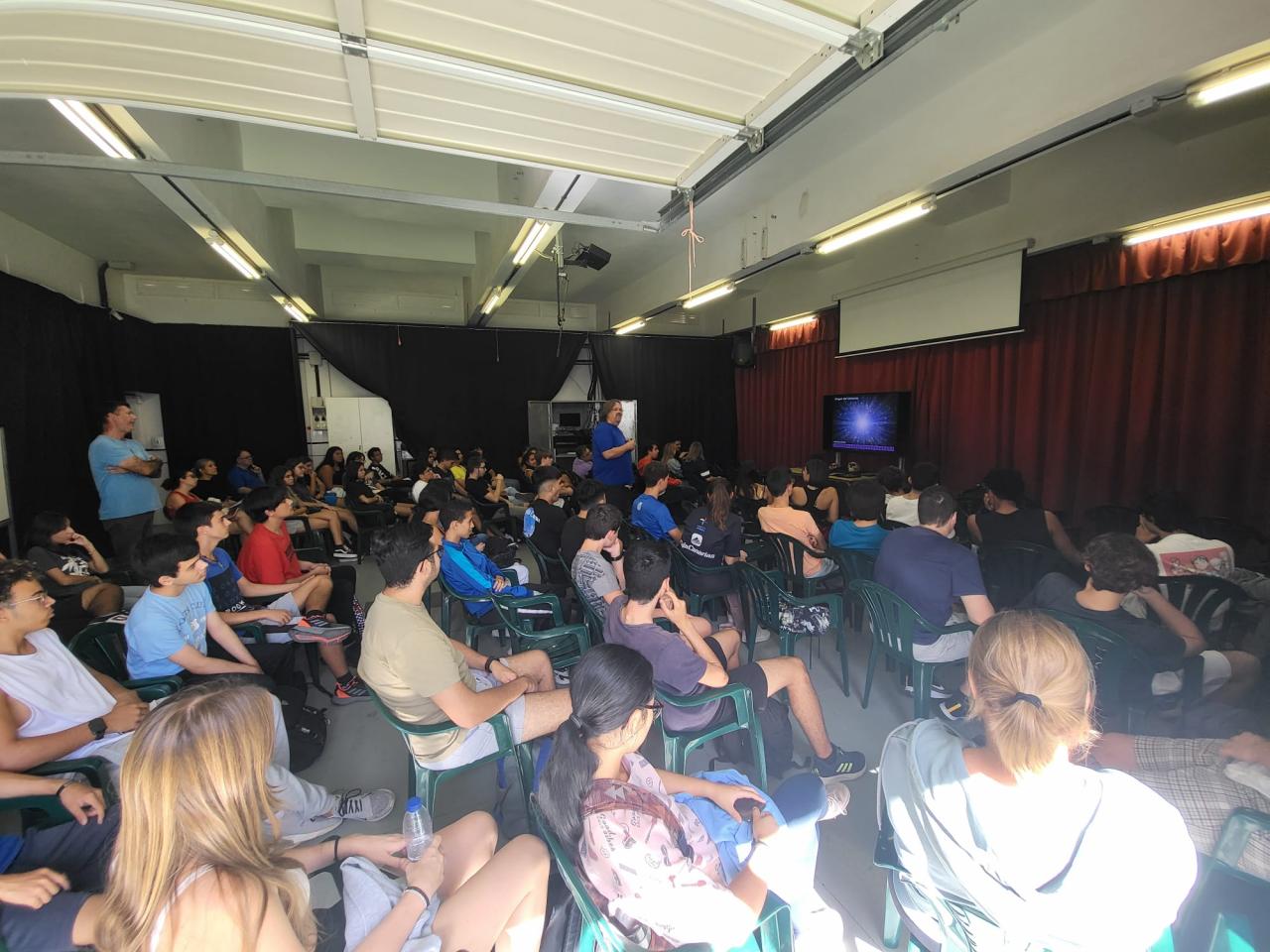 El astrofísico Alfred Rosenberg González (IAC) durante su charla en el IES Las Galletas, en la semana de las Ferias de la Ciencia 2022