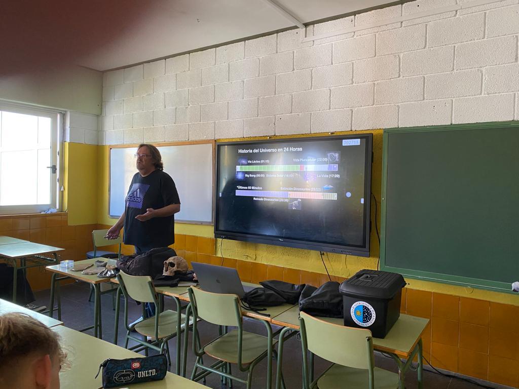 Talk "The history of the Universe in 24 hours" at IES Prof. Martín Miranda.