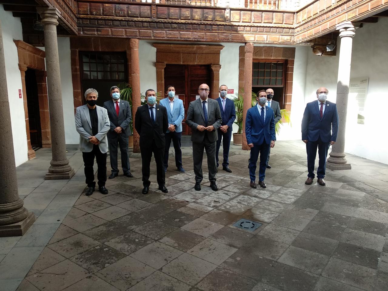 Algunas de las autoridades políticas y representantes del IAC que han acudido a la inauguración del Paseo de las Estrellas de la Ciencia de La Palma. Crédito: Aarón García Botín (IAC)