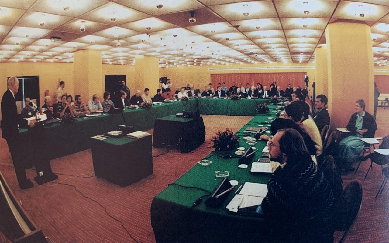Guido Münch en la apertura de la reunión "Key Problems in Astronomy".