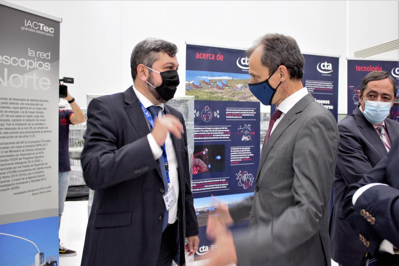 The Minister Pedro Duque talks with the IP of the CTA project, Ramón García, in the IACTEC building