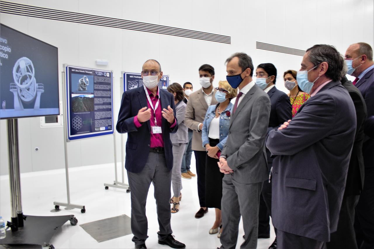 Carlos Gutiérrez talks about the NRT with Pedro Duque and other visitors in the IACTEC building