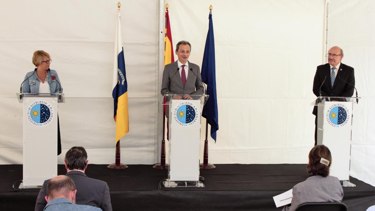 Elena Máñez, Pedro Duque y Rafael Rebolo en la rueda de prensa después del Consejo Rector 2020