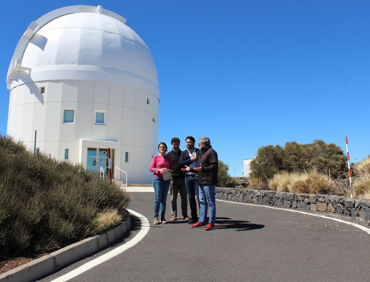 The deputy director of the IAC, the head of Economic and Legal Affairs of IACTEC, the mayor of Güímar and the manager of the Teide Observatory in front of the OGS