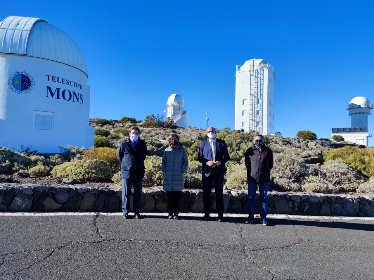 Manuel Muñiz, Casiana Muñoz-Tuñón, Anselmo Pestana y Miquel Serra-Ricart frente a los telescopios MONS y GREGOR