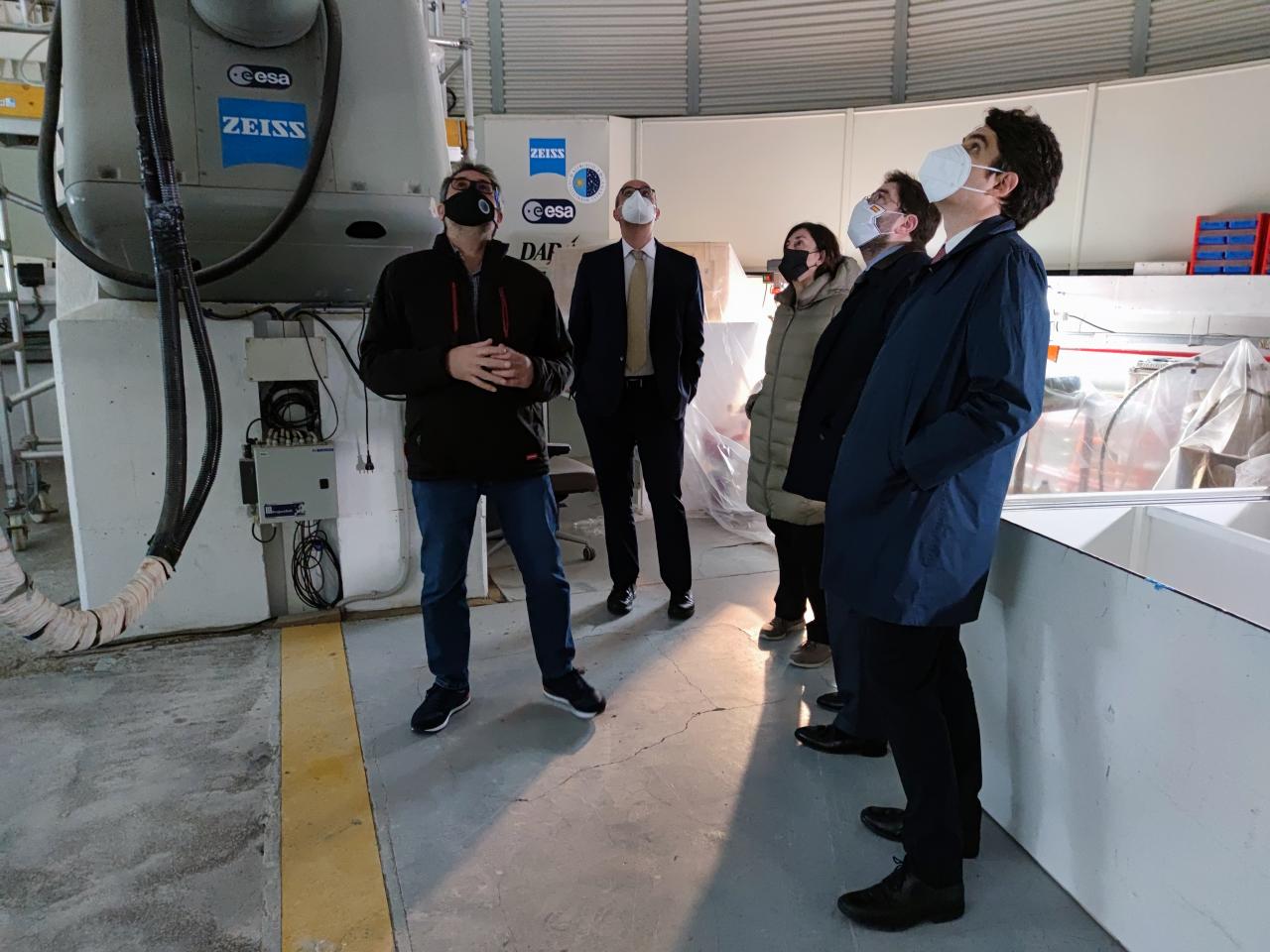 Miquel Serra-Ricart, Anselmo Pestana, Casiana Muñoz-Tuñón, Manuel Muñiz and Guillermo Corral inside the OGS dome