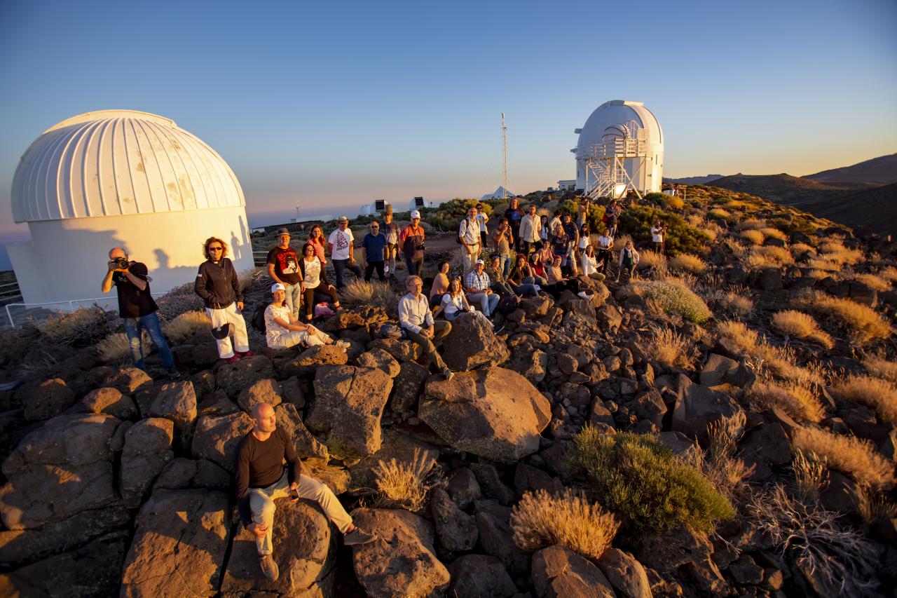 Asistentes al curso "Acércate al Cosmos" 2022 al atardecer