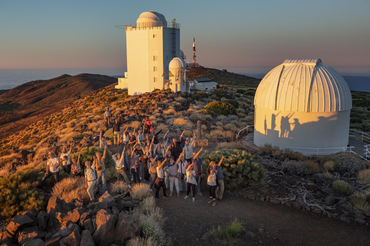 Attendees of the "Acércate al Cosmos" 2022 course at sunset with the solar towers