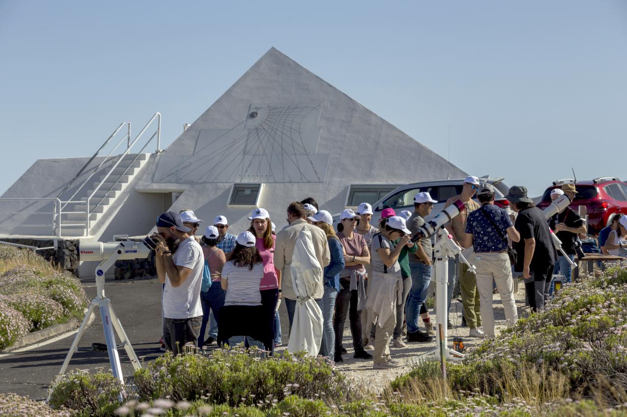 Docentes durante una observación solar