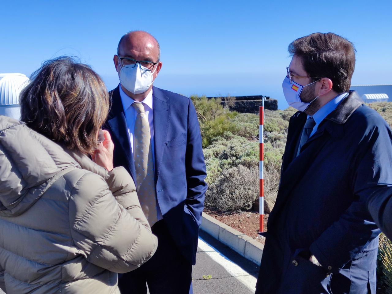 Casiana Muñoz-Tuñon, Anselmo Pestana and Manuel Muñiz Villa at the Teide Observatory