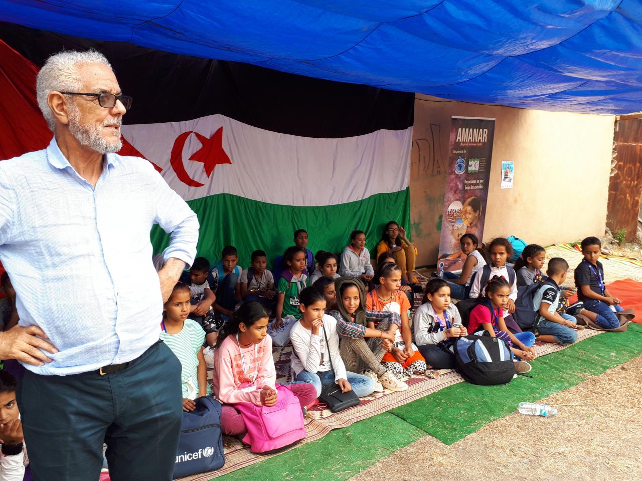 Grupo de niños saharauis que pasaron el verano en Tenerife con el programa Vacaciones en Paz junto al delegado del Frente Polisario en Canarias, Hamdi Ahmed Aomar