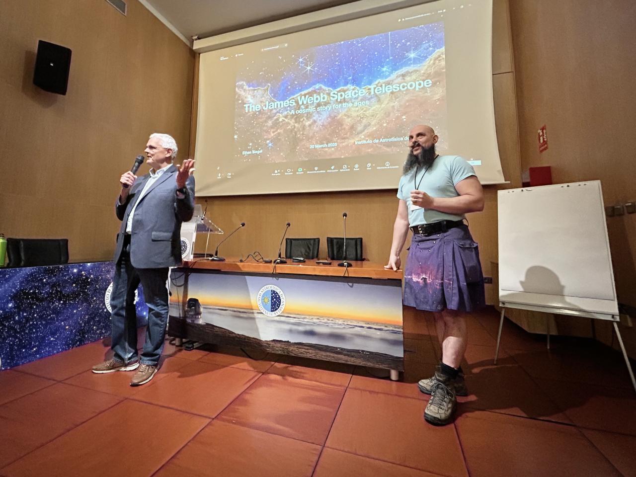 El astrofísico y divulgador Ethan Siegel junto al director del IAC, Valentín Martínez Pillet