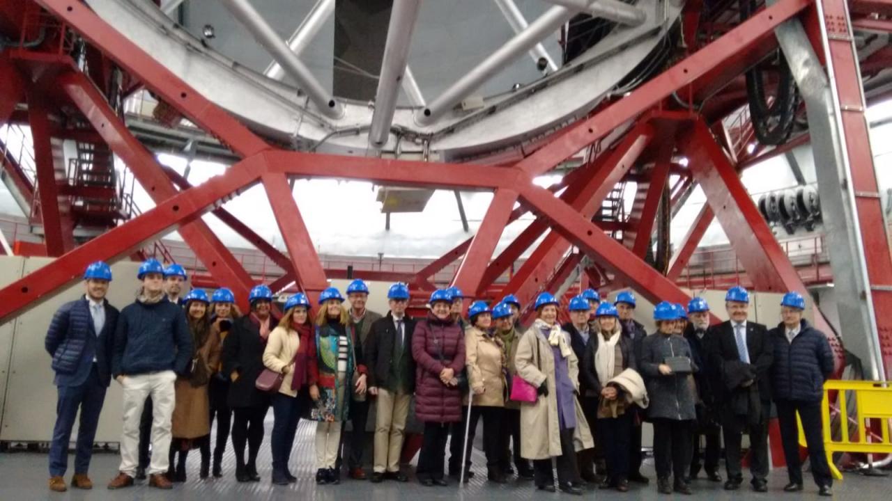 Algunos asistentes al acto de colocación de la placa y de conmemoración del 30º aniversario de la Ley del Cielo, durante su visita al Gran Telescopio Canarias (GTC)