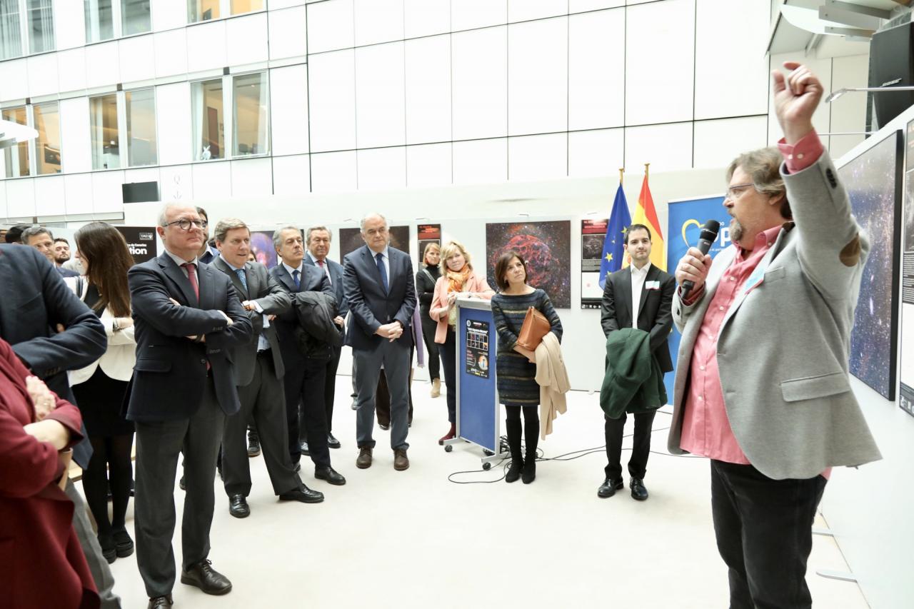 Alfred Rosenberg durante la inauguración de la exposición "100 Lunas cuadradas" en el Parlamento Europeo