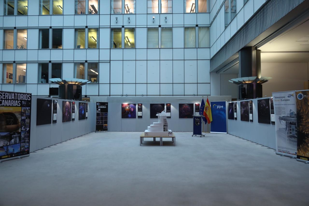 Exposición "100 Lunas cuadradas" y maqueta del futuro Telescopio Solar Europeo en el Parlamento Europeo