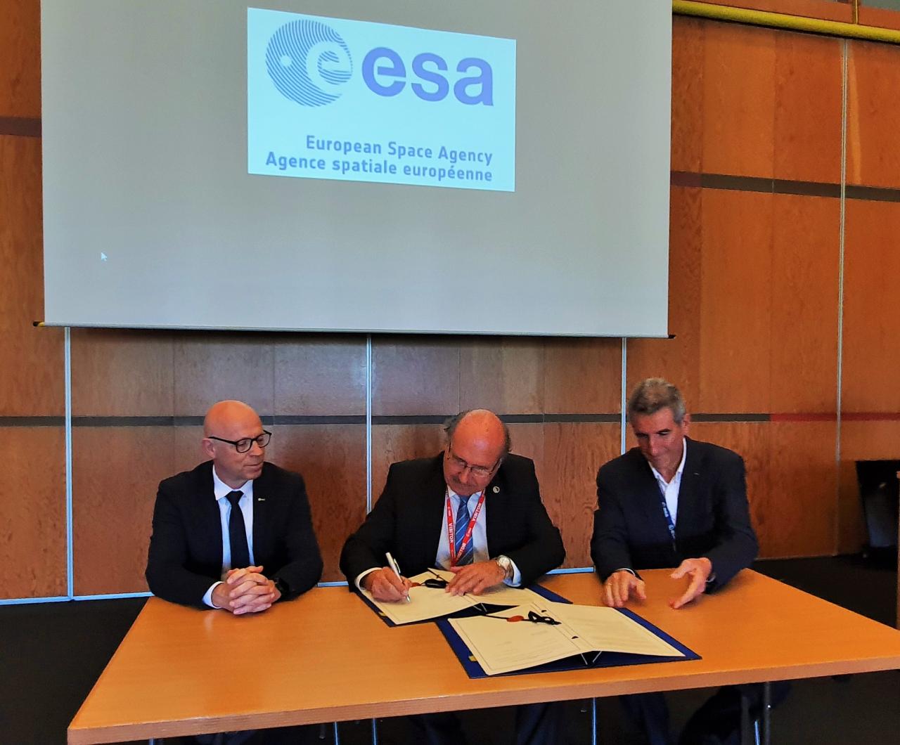 Rafael Rebolo signing together with Franco Ongaro and Rolf Densing