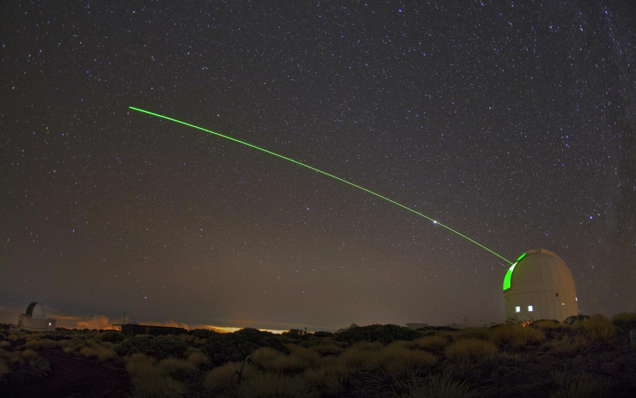 El láser de la Optical Ground Station en el Observatorio del Teide