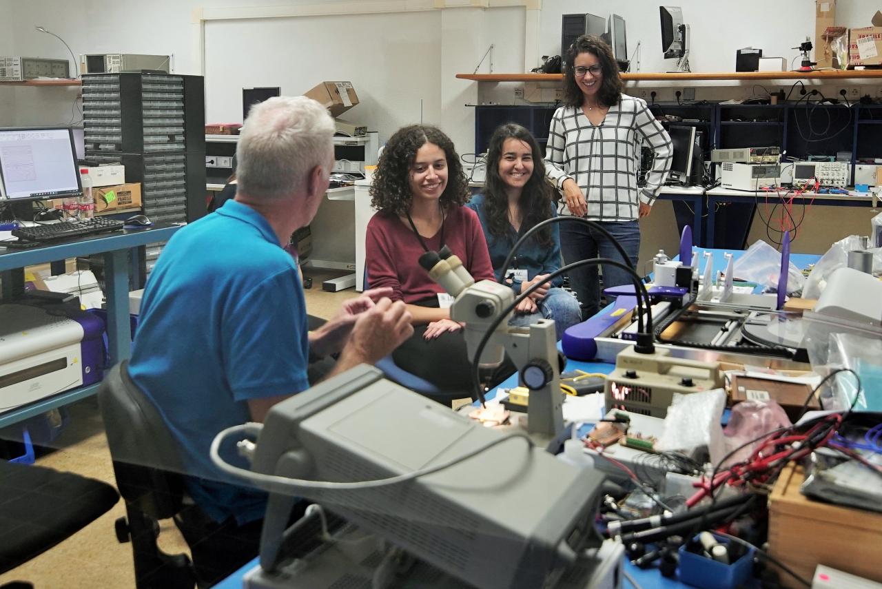 Roger Hoyland en los laboratorios de instrumentación del IAC junto a las estudiantes del programa Canarias Masterclass