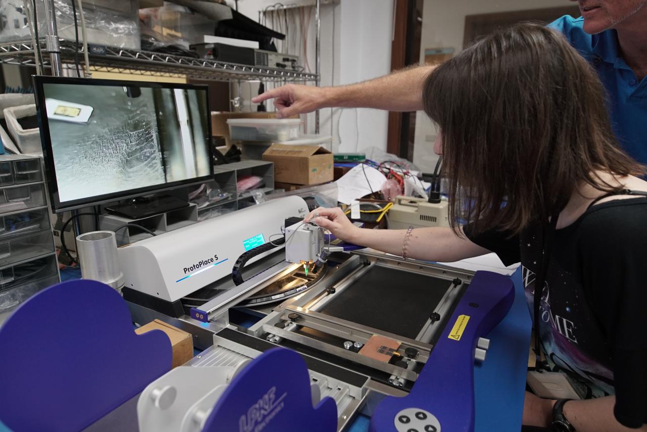 Durante su visita, las estudiantes del programa Canarias Masterclass aprendieron los pasos para diseñar un prototipo de circuito electrónico