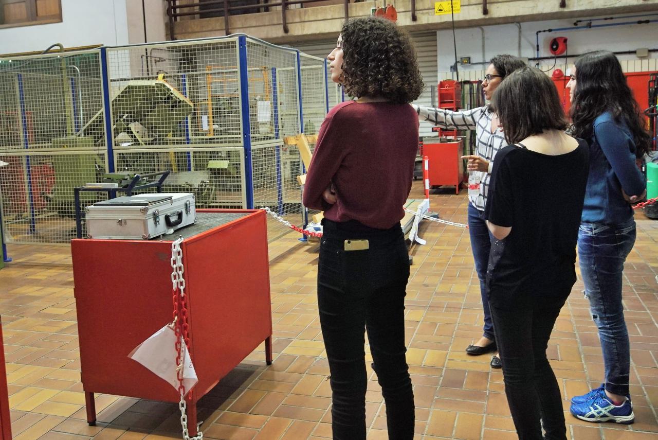 The students of the Canarias Masterclass programme during their visit to the Mechanics workshop at the IAC headquarters in La Laguna, with Sandra Benítez