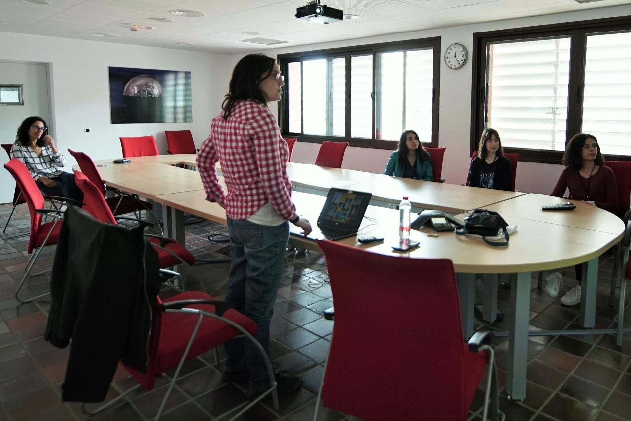 Olga Zamora habló sobre los Observatorios de Canarias y el trabajo que en ellos se realiza a las estudiantes del programa Canarias Masterclass.