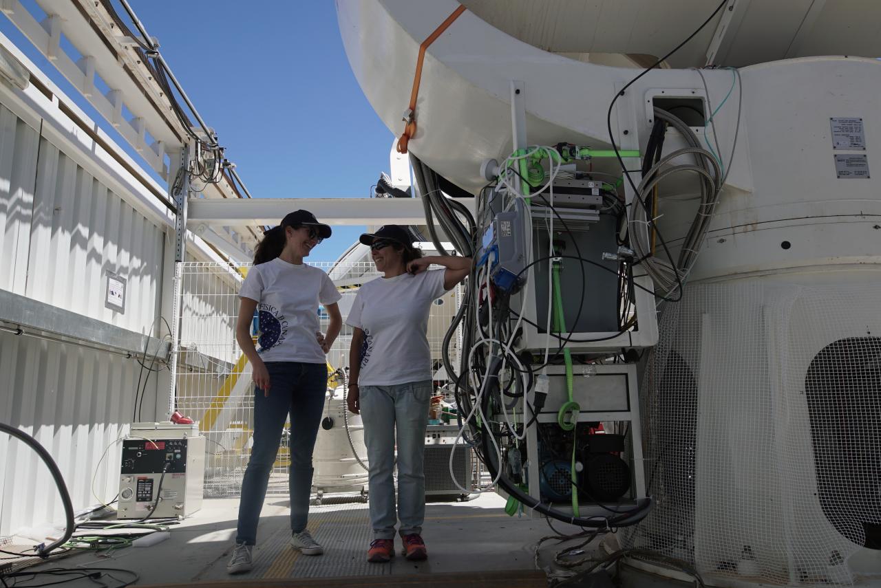 Federica Guidi (IAC) and Ángeles Pérez de Taoro (IAC) in the QUIJOTE Experiment. Credit: Tamara Muñiz Pérez (IAC). 