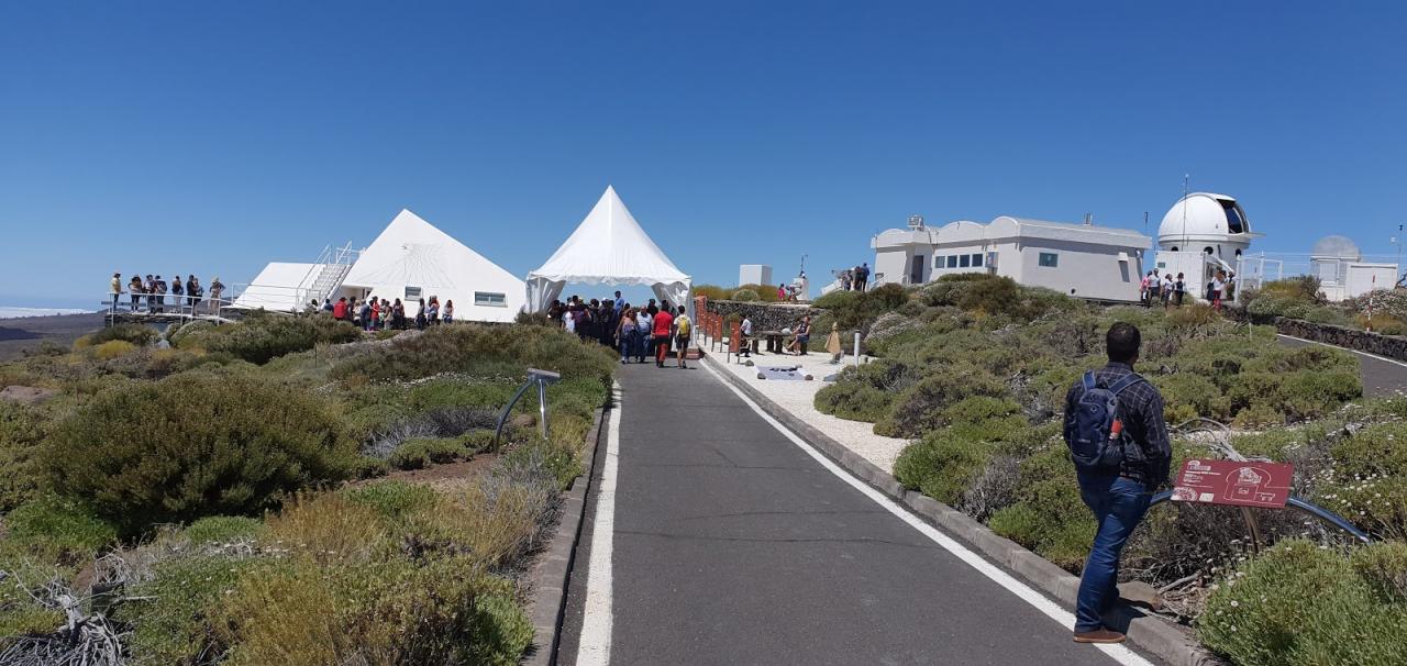 Asistentes a las Jornadas de Puertas Abiertas 2019 en el Observatorio del Teide junto al Laboratorio Solar y al telescopio SONG. Crédito: IAC. 