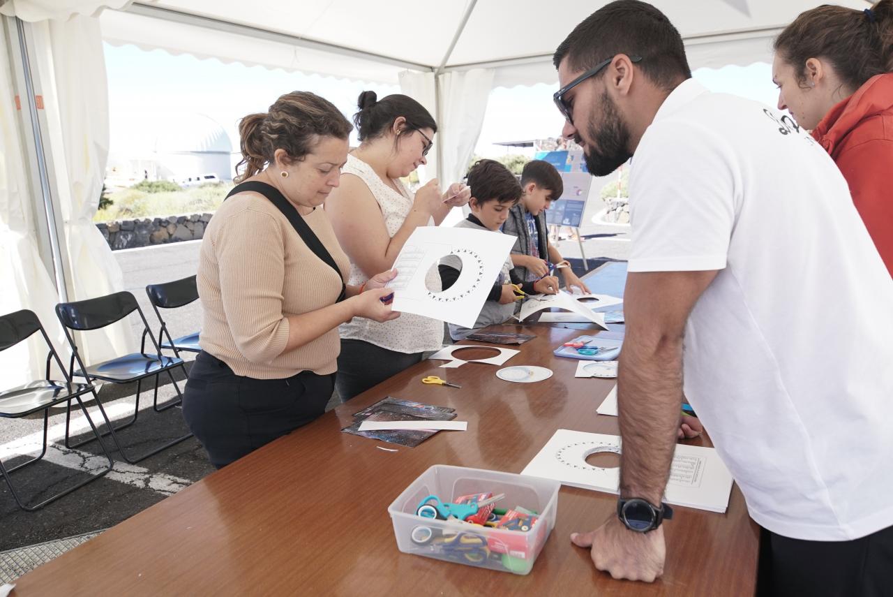 Workshop at the Teide Observatory, during the Open Doors Days 2019. Credit: Tamara Muñiz Pérez (IAC). 