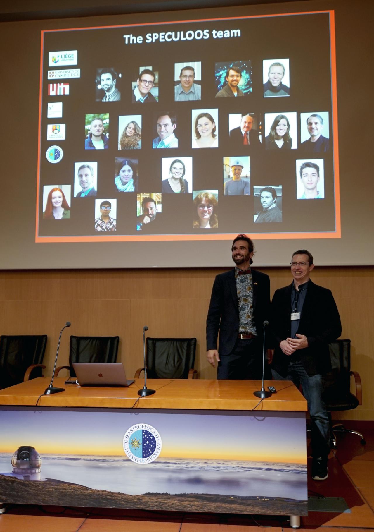 Michael Gillon y Julien de Wit, presentan al equipo que compone la red de telescopios Speculoos, durante las charlas previas a la inauguración de Artemis.