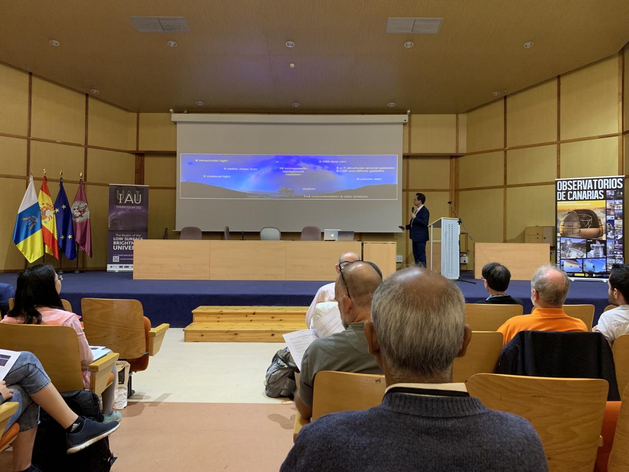 David Valls-Gabaud durante su intervención en el IAU Symposium 355, en la Universidad de La Laguna