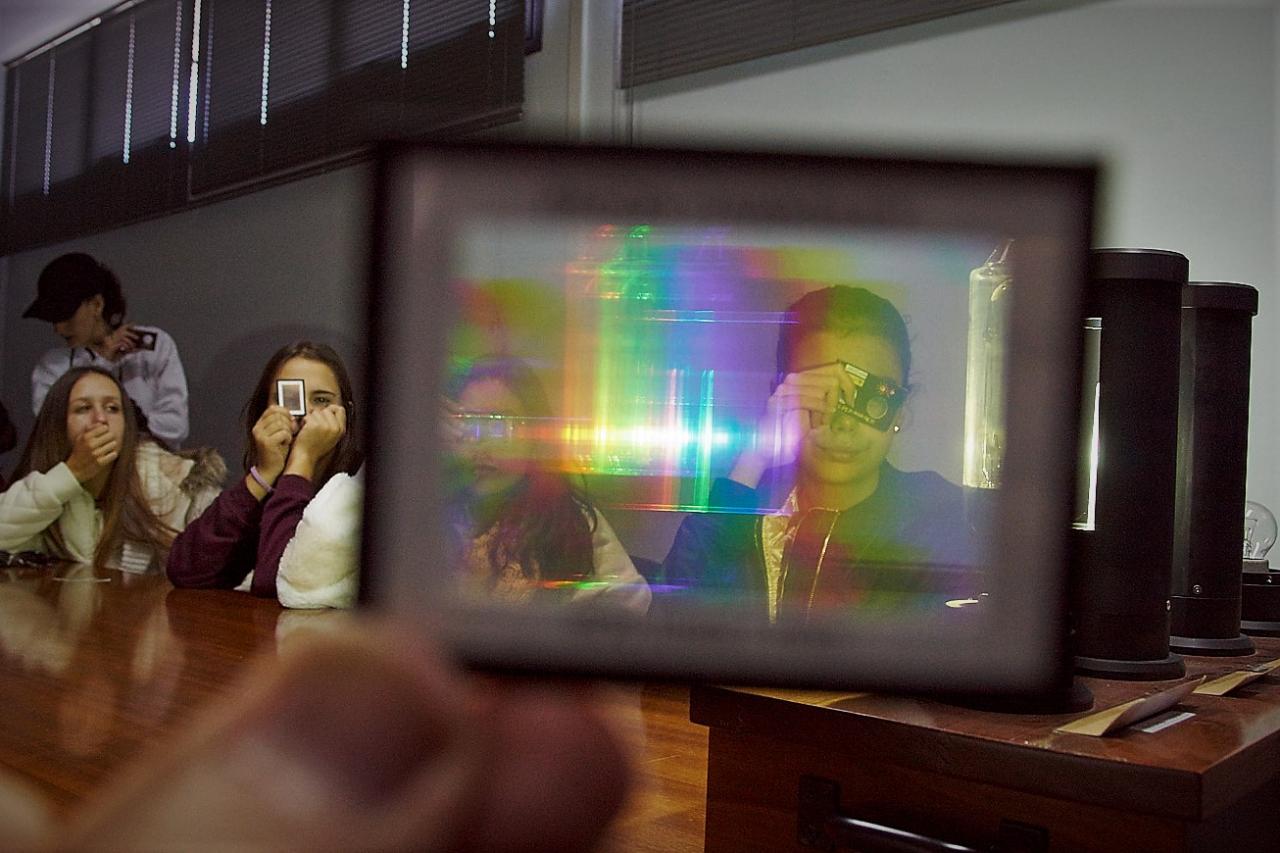 Student experimenting with diffraction gratings during the light workshop of the program "Our Students and the ORM"