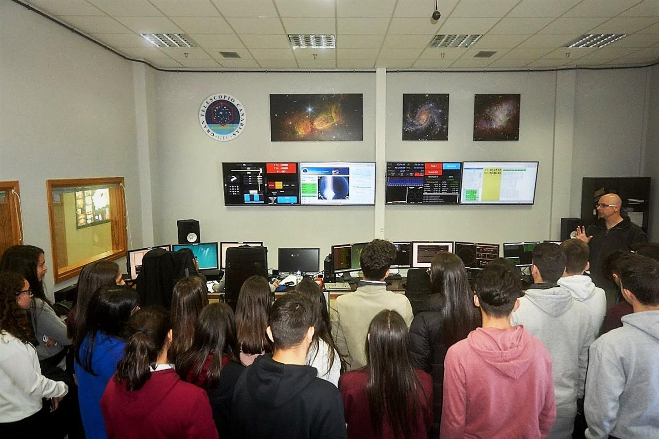 Control room of the Gran Telescopio Canarias (GTC) during the visit of the students of the program "Our Students and the ORM"